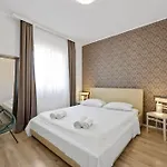 Regina Apartment *