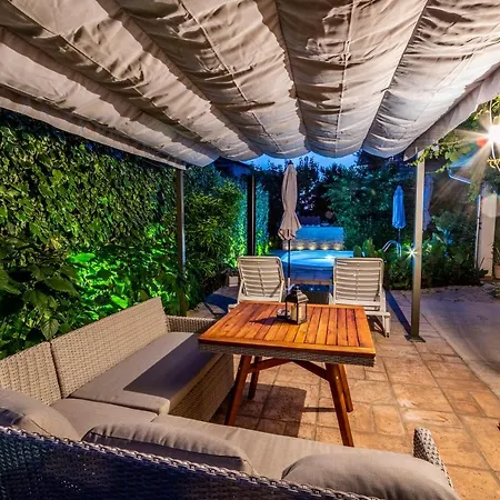 Regina * Brodarica (Sibenik-Knin)